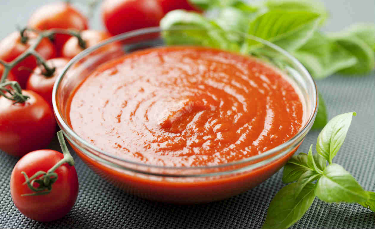 Como remover machas de molho de tomate